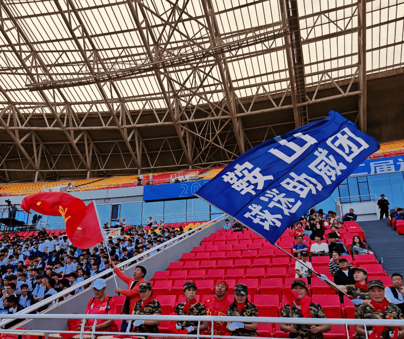包含拼杀在绿茵场上，强队迎来激战的词条