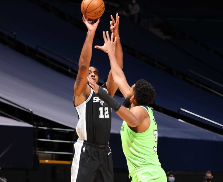 关于山东队翻盘鹈鹕，德罗赞关键制胜的信息