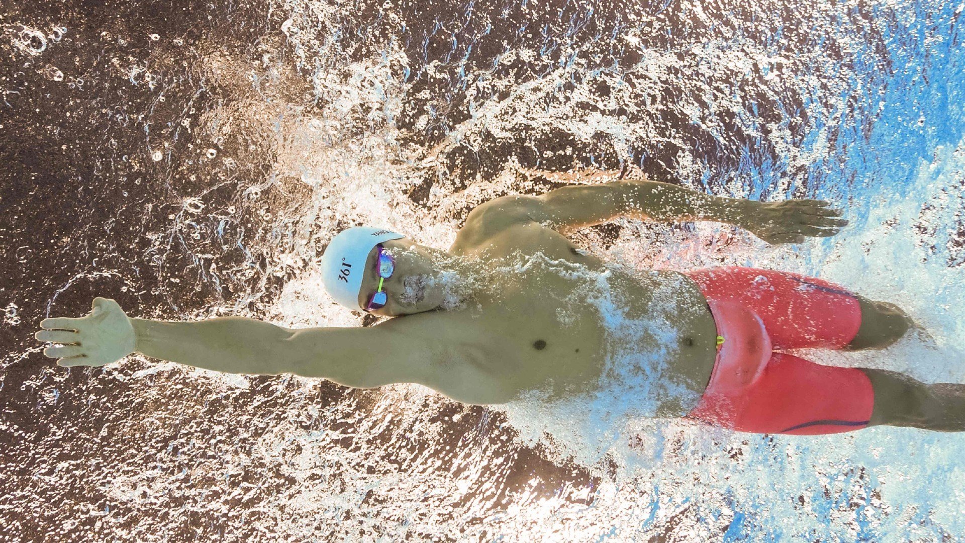 冰与火的较量,莱万一锤定音,爱尔兰硬仗中破冰前行