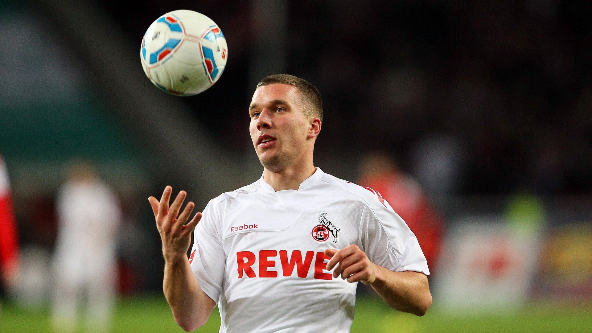 冰与火的较量,莱万一锤定音,爱尔兰硬仗中破冰前行